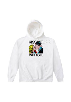 Hvid hættetrøje med grafik af en mand og kvinde, der kysser, og teksten "KISS ME IM IRISH" i fede sorte bogstaver.
