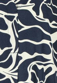Navy- und weißes, gemustertes Gewebe mit abstrakten, gewellten Linien. Weiche Textur mit matter Oberfläche; geeignet für Bekleidung oder Accessoires.