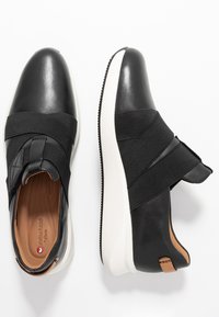 Clarks Unstructured UN RIO STRAP - Scarpe senza lacci - black