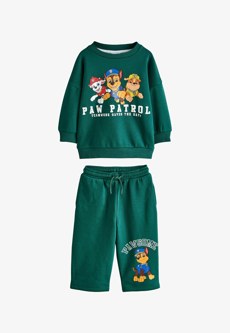 Zeleni dukserica i kratke hlače set s likovima iz Paw Patrole. Dukserica ima okrugli izrez i ispisane grafike; kratke hlače imaju elastični pojas.