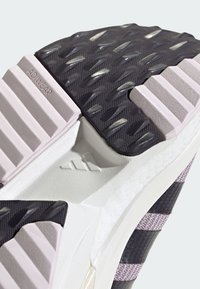 adidas Sportswear AVRYN - Baskets basses - preloved fig aurora black almost pink