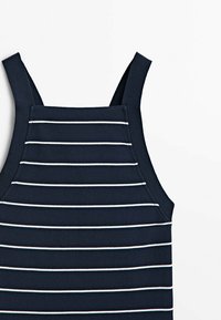 Top in cotone blu navy con strisce orizzontali bianche, realizzato in tessuto a costine. Presenta spalline larghe e un collo dritto.