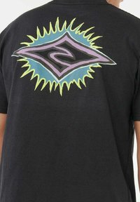 Sort bomulds t-shirt med et farverigt grafisk design på ryggen, med en central diamantform omgivet af livlige, spidse accenter.