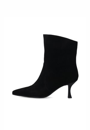 Czarne zamszowe botki za kostkę z wydłużonym noskiem, eleganckim designem oraz smukłym obcasem typu stiletto. Charakteryzują się gładką teksturą i minimalnym wycięciem po bocznej stronie.