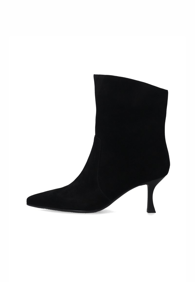 Czarne zamszowe botki za kostkę z wydłużonym noskiem, eleganckim designem oraz smukłym obcasem typu stiletto. Charakteryzują się gładką teksturą i minimalnym wycięciem po bocznej stronie.