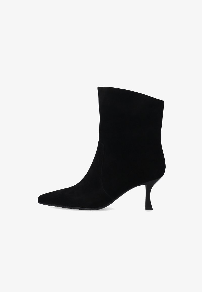 Czarne zamszowe botki za kostkę z wydłużonym noskiem, eleganckim designem oraz smukłym obcasem typu stiletto. Charakteryzują się gładką teksturą i minimalnym wycięciem po bocznej stronie.