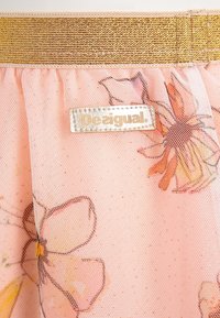 Lyserød blomstret tylstof med gylden elastisk talje, prydet med en Desigual-logo tag og dekorative blomstermønstre i bløde nuancer.