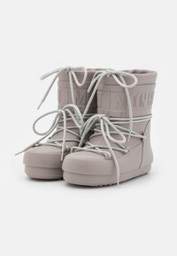 Bottes de pluie en caoutchouc rose avec une plateforme épaisse, dotées d'un bout arrondi, de lacets gris et d'un logo "MOON CAT" en relief sur le côté.