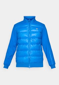Casaco azul-brilhante com fecho éclair, painel frontal acolchoado, mangas em malha, gola alta, bolsos laterais e pequeno logotipo no peito.