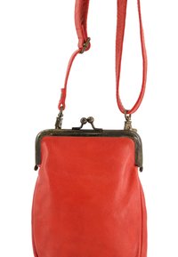 Sac à main en cuir rouge avec une forme arrondie, fermoir métallique et bandoulière réglable. Texture lisse et peu de détails pour un look épuré.
