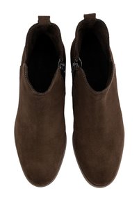 En par mörkbruna mocka anklarstövlar med sidodragkedjor, sedd ovanifrån på en vit bakgrund.