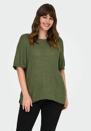 Pull en maille vert olive à manches courtes, coupe décontractée et col côtelé. Présente des fentes latérales pour plus de liberté de mouvement.