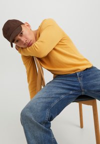 Jack & Jones JJELEO CREW NECK - Pulover - honey gold