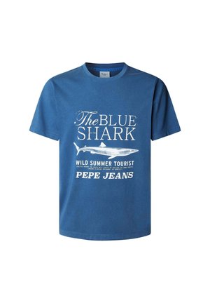 T-shirt in cotone blu con maniche corte, caratterizzata da grafiche bianche di uno squalo e la scritta: "THE BLUE SHARK" e "PEPE JEANS." Vestibilità classica.