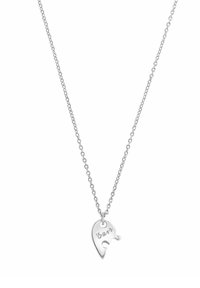Silberne Halskette mit einem tropfenförmigen Anhänger, auf dem das Wort "best" eingraviert ist. Die Kette besteht aus verbundenen ovalen Formen.