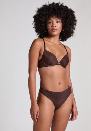 Bruine, gevoerde bikinitop met verstelbare bandjes en een haaksluiting aan de voorkant, gecombineerd met bijpassende low-rise bikini-broekjes. Gladde stofstructuur.