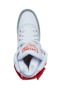 Pantofi de baschet albi, cu un superior din piele netedă, accente roșii, guler căptușit și un logo proeminent "SWING" pe limbă.