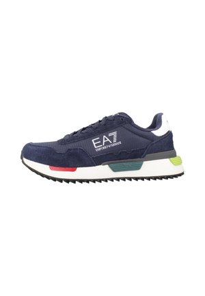 Granatowe buty sportowe z mieszanych materiałów, teksturowana zamszowa cholewka, białe akcenty, wielokolorowe pięty oraz gumowa podeszwa z wzorem w zygzak.