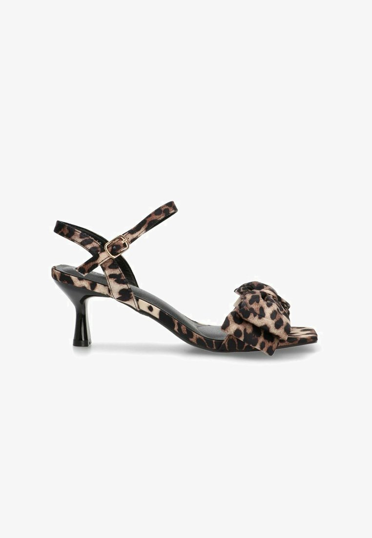 Sandal de estampado de leopardo con punta abierta, una delicada correa para el tobillo y un lazo en la parte delantera. Presenta un tacón kitten negro.