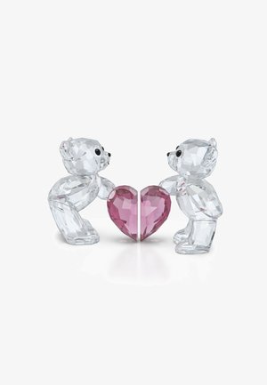 Figuritas de osos de cristal en material transparente, sosteniendo un corazón facetado rosa, mostrando características redondeadas y ojos negros, con superficies pulidas.
