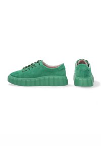 Grüne Wildledersneaker mit einer dicken, gerippten Gummisohle. Mit Schnürdesign und abgerundeter Zehenpartie. Glattes Innenfutter in kontrastierender Farbe.