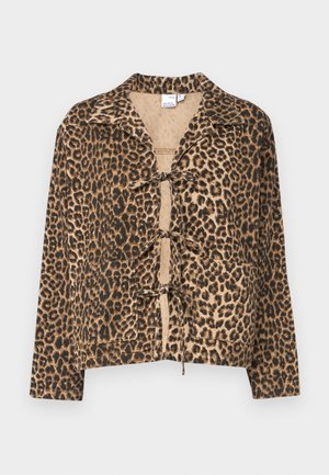 Veste en imprimé léopard, tissu doux, forme carrée, manches longues, col, fermeture à nouer à l'avant, tons chauds de marron et de noir, texture lisse.