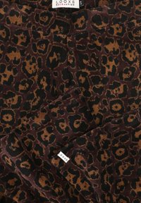 Luipaardprint legging in donkerbruin en zwart, met een zachte textuur en label, met een veelzijdig en aansluitend ontwerp.