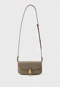 Bolso bandolera de cuero verde oliva con cierre de solapa, con un detalle en herrajes dorados y una correa ajustable para mayor comodidad.