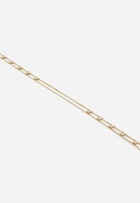 Bracciale in oro con pietre quadrate trasparenti intervallate. Caratterizzato da filamenti sottili e un design delicato.