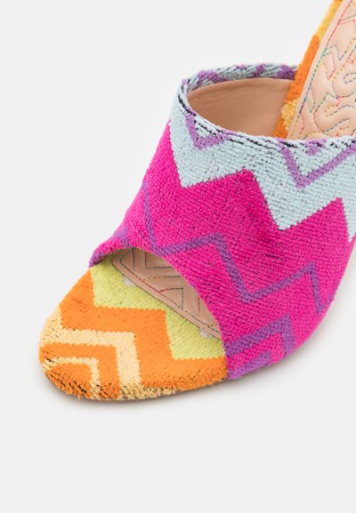 Sandal aperto con texture che presenta un motivo a zigzag nei colori rosa, arancione e menta sulla parte superiore, con una suola multicolore, morbida e decorata.