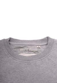 Grå sweatshirt med ribbad krage, prydd med en dekorativ söm i ett korsmönster och en etikett som säger "Band of Rascals."