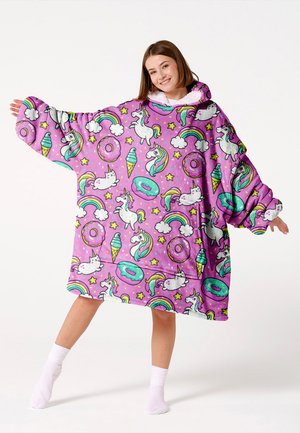Przesadnie duża bluza z polaru w żywym fioletowym kolorze, ozdobiona wzorami jednorożców, tęcz, pączków i lodów. Miękka faktura, obszerne rękawy.