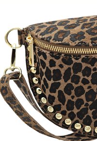 Sac en cuir suédé avec motif léopard et quincaillerie dorée. Il comporte une fermeture à glissière, des clous décoratifs et une courte bandoulière sur le côté.