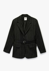 Musta tekstuuriline bleiser vertikaalsete triipudega, liibuv siluett, ühekordne nööp sulgemine, kaks taskut ja vastav must vöö.