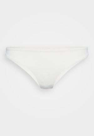 Białe majtki bikini o gładkiej fakturze, niskim stanie i minimalnym kryciu, z subtelnymi wzorami dodającymi detali.