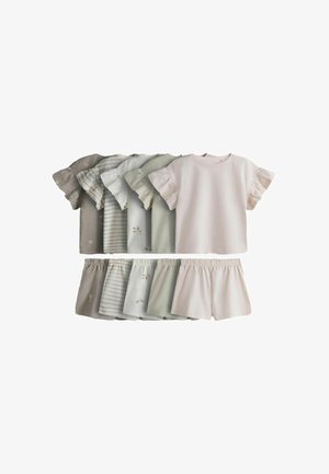 Zes sets korte mouw ruchetopjes en shorts met elastische tailleband, in gedempte aardetinten met subtiele patronen, gerangschikt in waaiervorm.