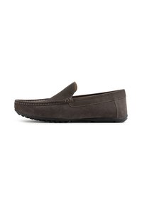 Szare zamszowe loafersy wsuwane z teksturowanym wierzchem, kontrastuj�ącymi detalami szwów oraz trwałą gumową podeszwą z małymi, wypukłymi kropeczkami.