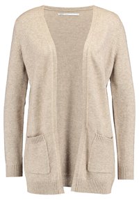 Cardigan beige realizzato in morbido materiale a maglia, con apertura frontale, maniche lunghe e due tasche a coste sul davanti.