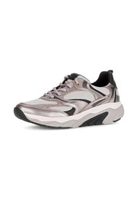 Metaalachtig zilveren en zwarte sneaker met gaasdetails, dikke witte zool en lichtpaarse veters. Heeft een gewatteerde kraag en gestructureerde accenten.