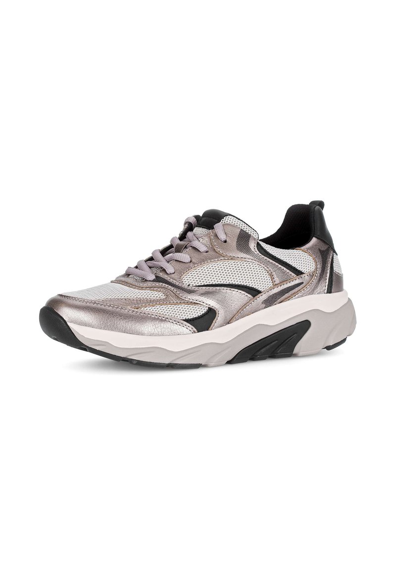 Metaalachtig zilveren en zwarte sneaker met gaasdetails, dikke witte zool en lichtpaarse veters. Heeft een gewatteerde kraag en gestructureerde accenten.