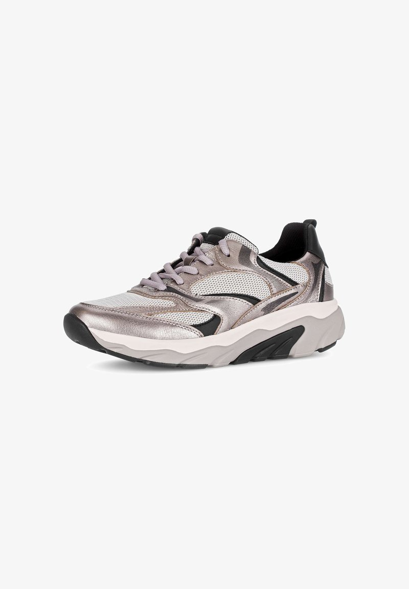 Metaalachtig zilveren en zwarte sneaker met gaasdetails, dikke witte zool en lichtpaarse veters. Heeft een gewatteerde kraag en gestructureerde accenten.