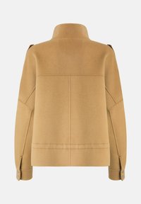 Veste décontractée en polaire beige avec un col montant, des épaules tombantes et des poignets boutonnés. Présente des lignes épurées et une texture lisse.