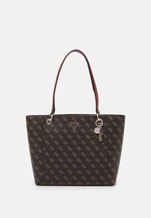 Brun mønstret Guess tote taske med dobbelthanke og metal logo vedhæng, der hænger på en strop.
