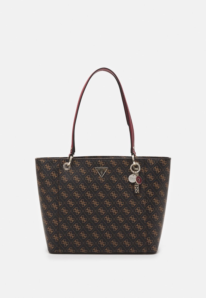 Sac cabas marron à motifs Guess avec double poignée et breloque logo en métal suspendue à une anse.