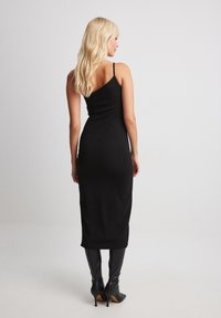 NA-KD EINSITEITIG SCHULTERFREIES - Šaty do práce - black