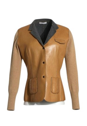 Veste en cuir marron avec manches tricotées beige, trois boutons sur le devant, deux poches basses et doublure de col gris foncé.