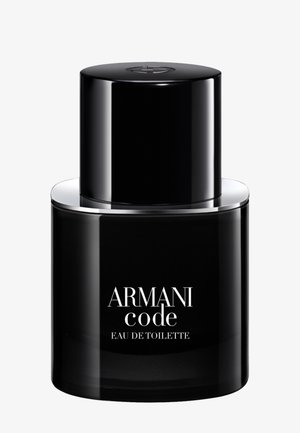 Flacon noir d’Armani Code Eau de Toilette avec un grand bouchon cylindrique, sur un fond blanc uni.