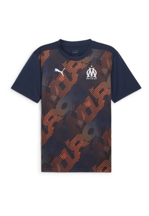 Mornarska športna majica s kratkimi rokavi in oranžnim geometrijskim vzorcem, ki ima okroglo ovratnik. Vključuje logotipa Puma in Marseille.
