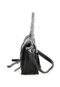 Bolso de piel negra con forma estructurada, que cuenta con una correa de cadena plateada y detalles, múltiples bolsillos y un acabado texturizado.