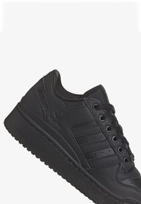 adidas Originals FORUM BOLD STRIPES  - Sportbačiai - core black/core black/ftwr white